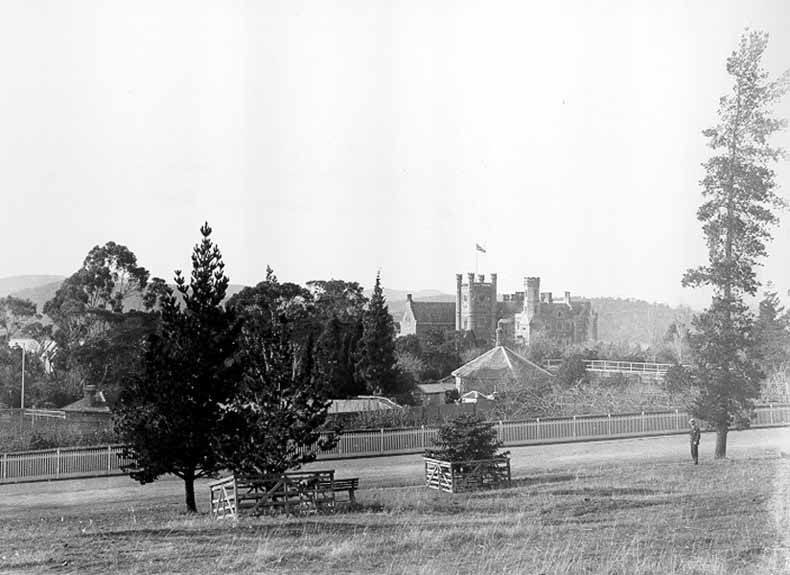 1900 Government House and buildings at rear of Botanical Gardens TAHO